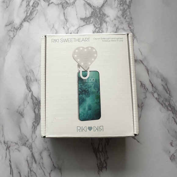 RIKI LOVES RIKI Riki Sweetheart Clip-on Light and Makeup Mirror - Picture 2 of 3